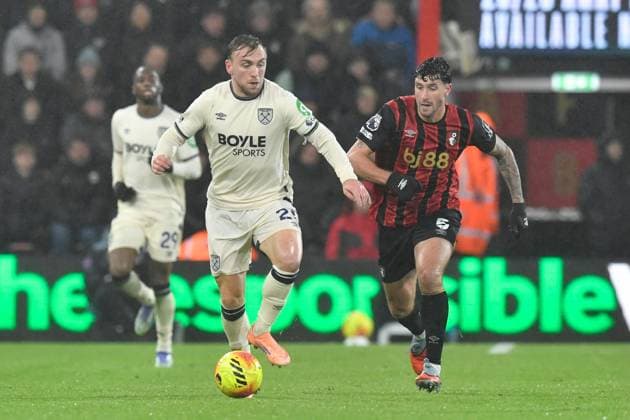 Bournemouth v West Ham United Premier League 22 11 2025. Jarrod Bowen (20) of West Ham United on the attack battles for possession with Marcos Senesi (5) of AFC Bournemouth during the Premier League match between Bournemouth and West Ham United at the Vitality Stadium, Bournemouth, England on 22 November 2025. Bournemouth Vitality Stadium Dorset England Editorial use only DataCo restrictions apply See www.football-dataco.com , Copyright: xGrahamxHuntx PSI-23261-0193