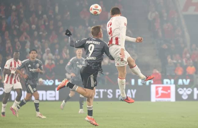 In the header duel sge9, Dominique Heintz 1 FC Koeln 03 GER, 1 FC Koeln vs Eintracht Frankfurt, Football, Bundesliga, Matchday 11, Season 2025 2026, 22 11 2025 DFL DFB REGULATIONS PROHIBIT ANY USE OF PHOTOGRAPHS as IMAGE SEQUENCES and or QUASI VIDEO GER, 1 FC Koeln vs Eintracht Frankfurt, Football, Bundesliga, Matchday 11, Season 2025 2026, 22 11 2025 Koeln Copyright: xEibner-Pressefotox xThomasxStoeckerx EP_TSR