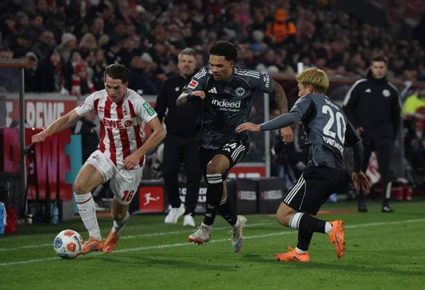 v l Jakub Kaminski 1 FC Koeln 16 , Nnamdi Collins Eintracht Frankfurt 34 , Ritsu Doan Eintracht Frankfurt 20 GER, 1 FC Koeln vs Eintracht Frankfurt, Football, Bundesliga, Matchday 11, Season 2025 2026, 22 11 2025 DFL DFB REGULATIONS PROHIBIT ANY USE OF PHOTOGRAPHS as IMAGE SEQUENCES and or QUASI VIDEO GER, 1 FC Koeln vs Eintracht Frankfurt, Football, Bundesliga, Matchday 11, Season 2025 2026, 22 11 2025 Koeln Copyright: xEibner-Pressefotox xThomasxStoeckerx EP_TSR