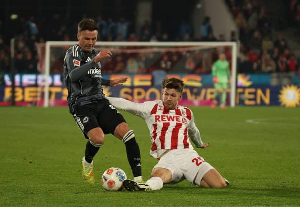 v l Mario Goetze Eintracht Frankfurt 27 , Jan Thielmann 1 FC Koeln 29 GER, 1 FC Koeln vs Eintracht Frankfurt, Football, Bundesliga, Matchday 11, Season 2025 2026, 22 11 2025 DFL DFB REGULATIONS PROHIBIT ANY USE OF PHOTOGRAPHS as IMAGE SEQUENCES and or QUASI VIDEO GER, 1 FC Koeln vs Eintracht Frankfurt, Football, Bundesliga, Matchday 11, Season 2025 2026, 22 11 2025 Koeln Copyright: xEibner-Pressefotox xThomasxStoeckerx EP_TSR