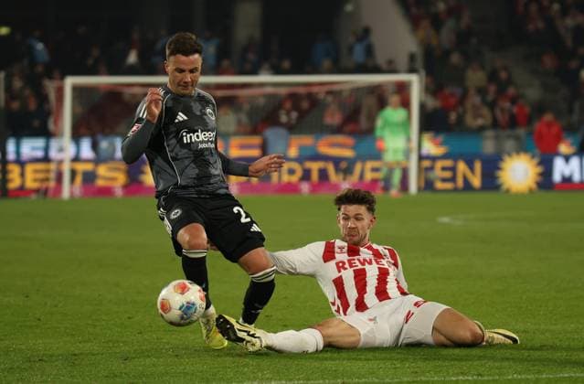 v l Mario Goetze Eintracht Frankfurt 27 , Jan Thielmann 1 FC Koeln 29 GER, 1 FC Koeln vs Eintracht Frankfurt, Football, Bundesliga, Matchday 11, Season 2025 2026, 22 11 2025 DFL DFB REGULATIONS PROHIBIT ANY USE OF PHOTOGRAPHS as IMAGE SEQUENCES and or QUASI VIDEO GER, 1 FC Koeln vs Eintracht Frankfurt, Football, Bundesliga, Matchday 11, Season 2025 2026, 22 11 2025 Koeln Copyright: xEibner-Pressefotox xThomasxStoeckerx EP_TSR