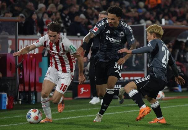 v l Jakub Kaminski 1 FC Koeln 16 , Nnamdi Collins Eintracht Frankfurt 34 , Ritsu Doan Eintracht Frankfurt 20 GER, 1 FC Koeln vs Eintracht Frankfurt, Football, Bundesliga, Matchday 11, Season 2025 2026, 22 11 2025 DFL DFB REGULATIONS PROHIBIT ANY USE OF PHOTOGRAPHS as IMAGE SEQUENCES and or QUASI VIDEO GER, 1 FC Koeln vs Eintracht Frankfurt, Football, Bundesliga, Matchday 11, Season 2025 2026, 22 11 2025 Koeln Copyright: xEibner-Pressefotox xThomasxStoeckerx EP_TSR
