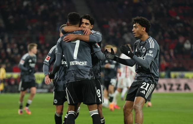 22 11 2025, Fußball Bundesliga, 1 FC Köln Eintracht Frankfurt, v l , Goal celebration, celebrate the goal, Ansgar Knauff Eintracht Frankfurt , Nathaniel Brown Eintracht Frankfurt DFL DFB REGULATIONS PROHIBIT ANY USE OF PHOTOGRAPHS AS IMAGE SEQUENCES AND OR QUASI VIDEO xdcx Copyright: HMBxMedia Claus