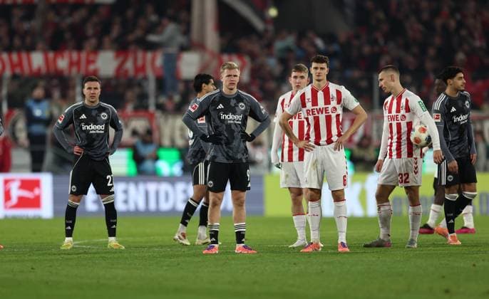 22 11 2025, Bundesliga, 1 FC Köln Eintracht Frankfurt, v l , Mario Götze Eintracht Frankfurt , Jonathan Burkardt Eintracht Frankfurt , Eric Martel 1 FC Köln , Match briefly interrupted due to pyrotechnics DFL DFB REGULATIONS PROHIBIT ANY USE OF PHOTOGRAPHS AS IMAGE SEQUENCES AND OR QUASI VIDEO xdcx Copyright: HMBxMedia Claus