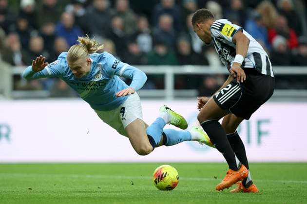 Newcastle United v Manchester City - Premier League Erling Haaland of Manchester City and Malick Thiaw of Newcastle United challenge during the Premier League match between Newcastle United and Manchester City at St James Park on November 22, 2025 in Newcastle upon Tyne, England. Newcastle upon Tyne St. James Park England United Kingdom Copyright: xEdxSykes Sportsphoto APLx 14142252