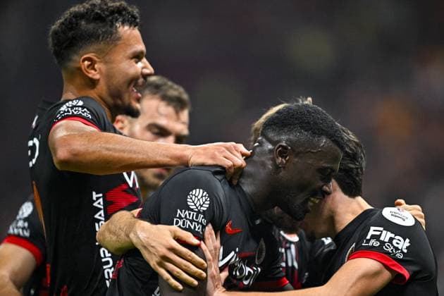 Galatasaray v Genclerbirligi - Turkish Super Lig ISTANBUL, TURKIYE - NOVEMBER 22: Genclerbirligi’s Mbaye Niang celebrates with teammates after scoring a goal during the Trendyol Super Lig week 13 match between Galatasaray and Genclerbirligi at RAMS Park in Istanbul, Turkiye, on November 22, 2025. Muhammed Enes Yildirim Anadolu Istanbul Turkey. Editorial use only. Please get in touch for any other usage.  Copyright: x2025xAnadoluxMuhammedxEnesxYildirimx