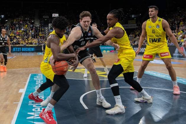 GER, Basketball, easy Credit BBL, EWE Baskets Oldenburg vs Bamberg Baskets 22 11 2025, EWE Arena, Oldenburg, GER, easy Credit BBL, EWE Baskets Oldenburg vs Bamberg Baskets, get a grip on the picture Jon il FUGETT EWE Baskets Oldenburg 19 Patrick HECKMANN Bamberg Baskets 33 James WOODARD EWE Baskets Oldenburg 10 nordphotoxgmbhx xRojahn nph00310