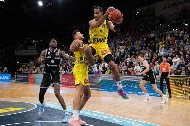 GER, Basketball, easy Credit BBL, EWE Baskets Oldenburg vs Bamberg Baskets 22 11 2025, EWE Arena, Oldenburg, GER, easy Credit BBL, EWE Baskets Oldenburg vs Bamberg Baskets, in the picture rebound by Nicholas TISCHLER EWE Baskets Oldenburg 11 Filip STANIC EWE Baskets Oldenburg 65 Ejiofor ONU Bamberg Baskets 35 nordphotoxgmbhx xRojahn nph00310