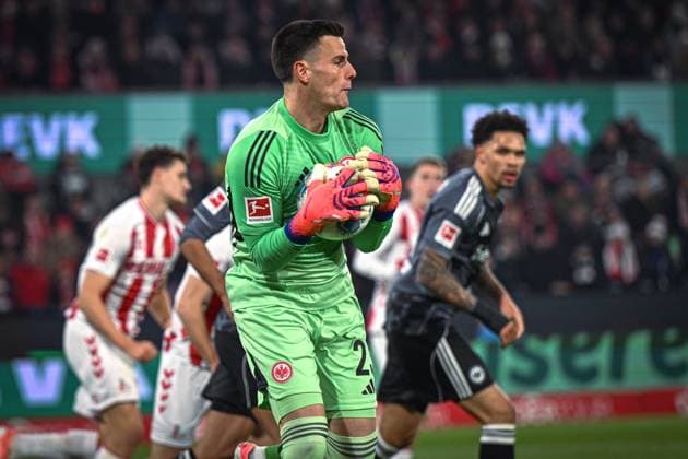 Germany, Football, Bundesliga, Matchday 11, 2025 2026, 1 FC Köln vs Eintracht Frankfurt, 22 11 2025, Rhein Energie Stadion, Cologne, Germany, Michael Zetterer Eintracht Frankfurt, 23 secures the ball Copyright: xMarkusxVerwimpx