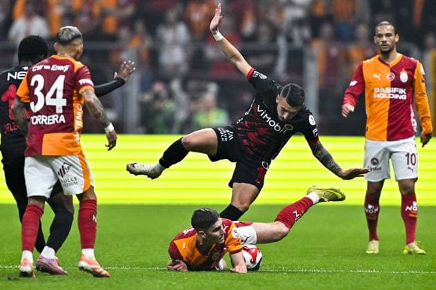 Galatasaray v Genclerbirligi - Turkish Super Lig ISTANBUL, TURKIYE - NOVEMBER 22: Galatasaray’s Roland Sallai (on the ground) competes against Genclerbirligi’s Furkan Ozcan (C) during the Trendyol Super Lig week 13 match between Galatasaray and Genclerbirligi at RAMS Park in Istanbul, Turkiye, on November 22, 2025. Muhammed Enes Yildirim Anadolu Istanbul Turkey. Editorial use only. Please get in touch for any other usage.  Copyright: x2025xAnadoluxMuhammedxEnesxYildirimx