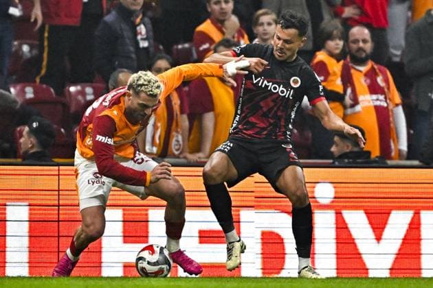 Galatasaray v Genclerbirligi - Turkish Super Lig ISTANBUL, TURKIYE - NOVEMBER 22: Galatasaray’s Baris Alper Yilmaz (L) competes against Genclerbirligi’s Thalisson (R) during the Trendyol Super Lig week 13 match between Galatasaray and Genclerbirligi at RAMS Park in Istanbul, Turkiye, on November 22, 2025. Muhammed Enes Yildirim Anadolu Istanbul Turkey. Editorial use only. Please get in touch for any other usage.  Copyright: x2025xAnadoluxMuhammedxEnesxYildirimx