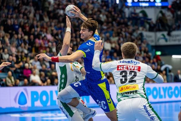 Daikin Handball Bundesliga, VfL Gummersbach SC DHfK Leipzig 22 11 2025 Julian Köster VfL Gummersbach, 7 , Franz Semper SC DHfK Leipzig, 32 , Daikin Handball Bundesliga, VfL Gummersbach SC DHfK Leipzig 22 11 2025 Copyright: xBEAUTIFULxSPORTS Erlhofx