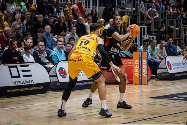 Aeneas Jung Bozic Estriche Knights Kirchheim, 19 Daivien Latrell Williamson SBB Baskets, 07 GER, Bozic Estriche Knights Kirchheim vs SBB Baskets, BARMER 2 Basketball Bundesliga, 10 Matchday, Season 2025 2026, 22 11 2025 GER, Bozic Estriche Knights Kirchheim vs SBB Baskets, BARMER 2 Basketball Bundesliga, 10 Matchday, Season 2025 2026, 22 11 2025 Kirchheim an der Teck Copyright: xEibner-Pressefoto NinaxSanderx EP_NSR