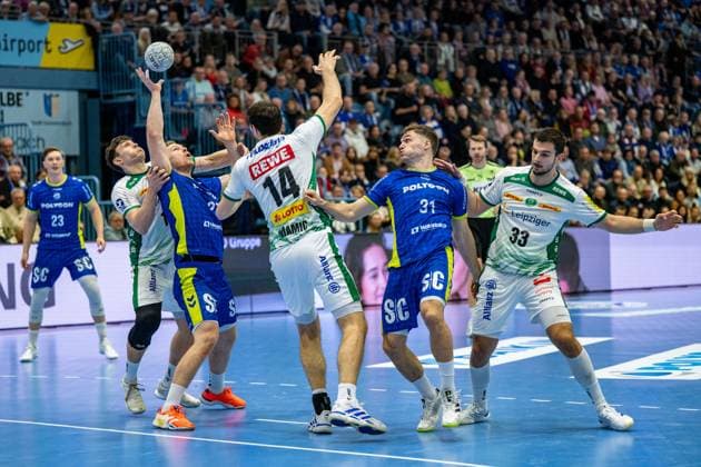 Daikin Handball Bundesliga, VfL Gummersbach SC DHfK Leipzig 22 11 2025 Kristjan Horžen VfL Gummersbach, 27 , Marko Mami SC DHfK Leipzig, 14 , Kay Smits VfL Gummersbach, 31 , Luka Rogan SC DHfK Leipzig, 33 , Daikin Handball Bundesliga, VfL Gummersbach SC DHfK Leipzig 22 11 2025 Copyright: xBEAUTIFULxSPORTS Erlhofx
