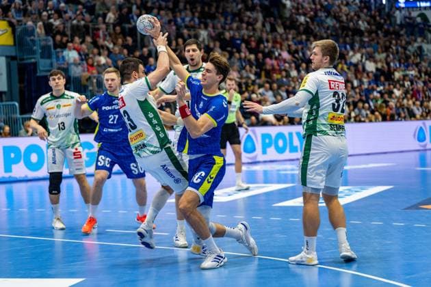 Daikin Handball Bundesliga, VfL Gummersbach SC DHfK Leipzig 22 11 2025 Mat j Klíma SC DHfK Leipzig, 13 , Kristjan Horžen VfL Gummersbach, 27 , Luka Rogan SC DHfK Leipzig, 33 , Julian Köster VfL Gummersbach, 7 , Franz Semper SC DHfK Leipzig, 32 , Daikin Handball Bundesliga, VfL Gummersbach SC DHfK Leipzig 22 11 2025 Copyright: xBEAUTIFULxSPORTS Erlhofx