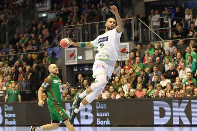22 11 2025, xgox, Handball, Daikin HBL, SC Magdeburg HSG Wetzlar v l Philipp Ahouansou Wetzlar, 19 throws goal, Torschuetze, erzielt Tor, Treffer, scores the goal Magdeburg