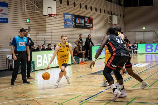 Lucas Mayer Bozic Estriche Knights Kirchheim, 08 Fabien Kondo SBB Baskets, 34 GER, Bozic Estriche Knights Kirchheim vs SBB Baskets, BARMER 2 Basketball Bundesliga, 10 Matchday, Season 2025 2026, 22 11 2025 GER, Bozic Estriche Knights Kirchheim vs SBB Baskets, BARMER 2 Basketball Bundesliga, 10 Matchday, Season 2025 2026, 22 11 2025 Kirchheim an der Teck Copyright: xEibner-Pressefoto NinaxSanderx EP_NSR