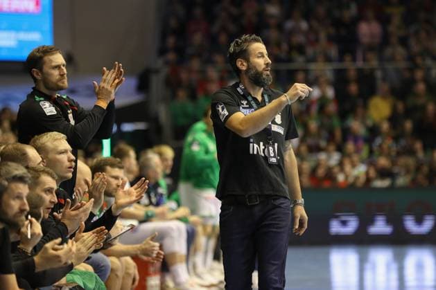 22 11 2025, xgox, Handball, Daikin HBL, SC Magdeburg HSG Wetzlar v l Bennet Wiegert Magdeburg, Coach Magdeburg