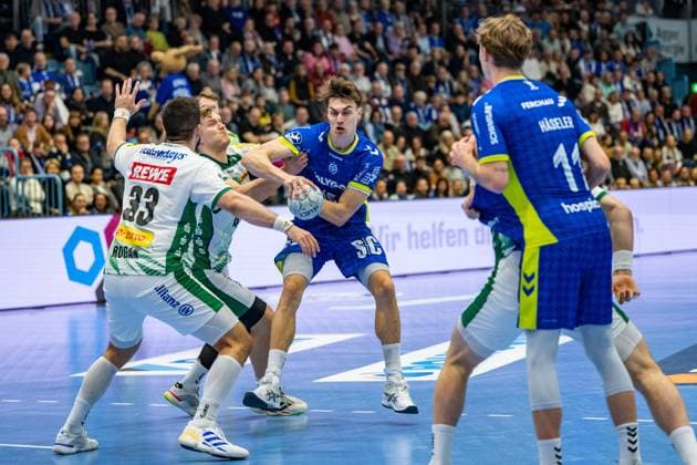 Daikin Handball Bundesliga, VfL Gummersbach SC DHfK Leipzig 22 11 2025 Luka Rogan SC DHfK Leipzig, 33 , Miro Schluroff VfL Gummersbach, 15 , Daikin Handball Bundesliga, VfL Gummersbach SC DHfK Leipzig 22 11 2025 Copyright: xBEAUTIFULxSPORTS Erlhofx