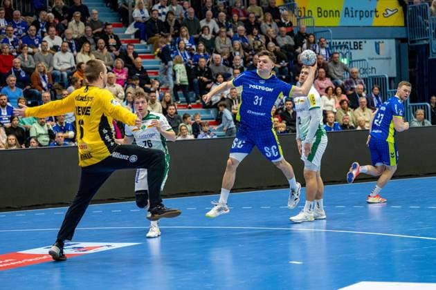 Daikin Handball Bundesliga, VfL Gummersbach SC DHfK Leipzig 22 11 2025 Tomáö Mrkva SC DHfK Leipzig, 16 , Kay Smits VfL Gummersbach, 31 , Daikin Handball Bundesliga, VfL Gummersbach SC DHfK Leipzig 22 11 2025 Copyright: xBEAUTIFULxSPORTS Erlhofx