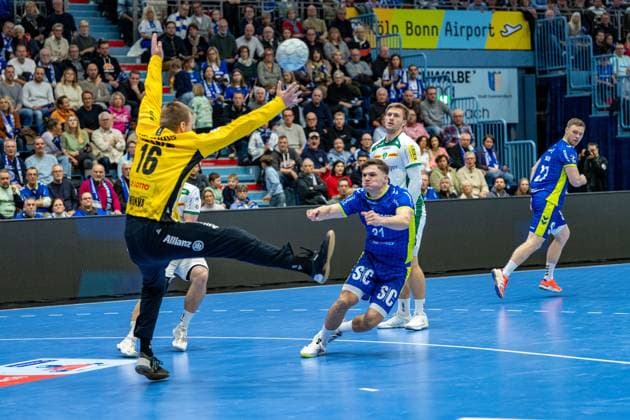 Daikin Handball Bundesliga, VfL Gummersbach SC DHfK Leipzig 22 11 2025 Tomáö Mrkva SC DHfK Leipzig, 16 , Kay Smits VfL Gummersbach, 31 , Daikin Handball Bundesliga, VfL Gummersbach SC DHfK Leipzig 22 11 2025 Copyright: xBEAUTIFULxSPORTS Erlhofx