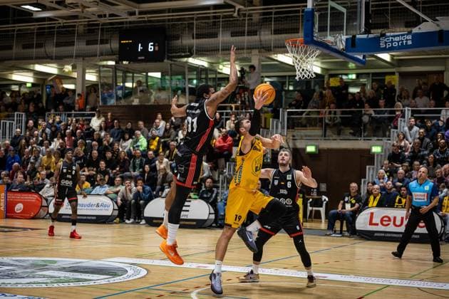 Michael Hughes II SBB Baskets, 91 KiR19 Martin Bogdanov SBB Baskets, 06 GER, Bozic Estriche Knights Kirchheim vs SBB Baskets, BARMER 2 Basketball Bundesliga, Matchday 10, Season 2025 2026, 22 11 2025 GER, Bozic Estriche Knights Kirchheim vs SBB Baskets, BARMER 2 Basketball Bundesliga, Matchday 10, Season 2025 2026, 22 11 2025 Kirchheim an der Teck Copyright: xEibner-Pressefoto NinaxSanderx EP_NSR