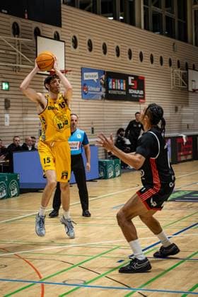 Nil Failenschmid Clavera Bozic Estriche Knights Kirchheim, 15 Trey Thompson Stewart SBB Baskets, 01 GER, Bozic Estriche Knights Kirchheim vs SBB Baskets, BARMER 2 Basketball Bundesliga, 10 Matchday, Season 2025 2026, 22 11 2025 GER, Bozic Estriche Knights Kirchheim vs SBB Baskets, BARMER 2 Basketball Bundesliga, 10 Matchday, Season 2025 2026, 22 11 2025 Kirchheim an der Teck Copyright: xEibner-Pressefoto NinaxSanderx EP_NSR