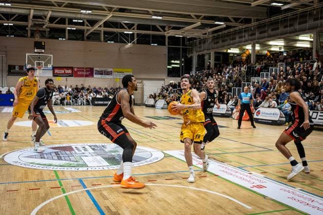 Michael Hughes II SBB Baskets, 91 Gian Bahattin Aydinoglu Bozic Estriche Knights Kirchheim, 04 Martin Bogdanov SBB Baskets, 06 GER, Bozic Estriche Knights Kirchheim vs SBB Baskets, BARMER 2 Basketball Bundesliga, 10 Matchday, Season 2025 2026, 22 11 2025 GER, Bozic Estriche Knights Kirchheim vs SBB Baskets, BARMER 2 Basketball Bundesliga, 10 Matchday, Season 2025 2026, 22 11 2025 Kirchheim an der Teck Copyright: xEibner-Pressefoto NinaxSanderx EP_NSR