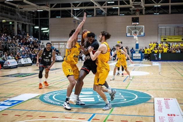 Nicolas Bretzel Bozic Estriche Knights Kirchheim, 21 Ben Koehler SBB Baskets, 03 Nil Failenschmid Clavera Bozic Estriche Knights Kirchheim, 15 GER, Bozic Estriche Knights Kirchheim vs SBB Baskets, BARMER 2 Basketball Bundesliga, 10 Matchday, Season 2025 2026, 22 11 2025 GER, Bozic Estriche Knights Kirchheim vs SBB Baskets, BARMER 2 Basketball Bundesliga, 10 Matchday, Season 2025 2026, 22 11 2025 Kirchheim an der Teck Copyright: xEibner-Pressefoto NinaxSanderx EP_NSR
