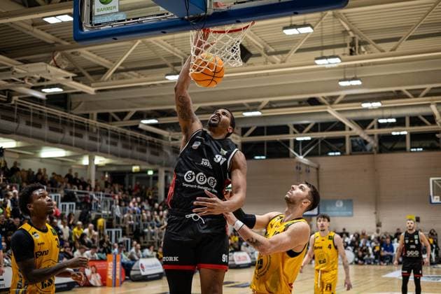 Charles Tyorne Harris Jr Bozic Estriche Knights Kirchheim, 03 Michael Hughes II SBB Baskets, 91 Aeneas Jung Bozic Estriche Knights Kirchheim, 19 GER, Bozic Estriche Knights Kirchheim vs SBB Baskets, BARMER 2 Basketball Bundesliga, 10 Matchday, Season 2025 2026, 22 11 2025 GER, Bozic Estriche Knights Kirchheim vs SBB Baskets, BARMER 2 Basketball Bundesliga, 10 Matchday, Season 2025 2026, 22 11 2025 Kirchheim an der Teck Copyright: xEibner-Pressefoto NinaxSanderx EP_NSR