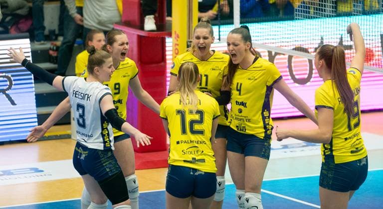 22 11 2025, Volleyball, Women, Zoi DVV Cup, Season 2025 26, Quarter-finals, SSC Palmberg Schwerin USC Münster The volleyball players of SSC Palmberg Schwerin cheer Schwerin Palmberg Arena Mecklenburg-Vorpommern Germany
