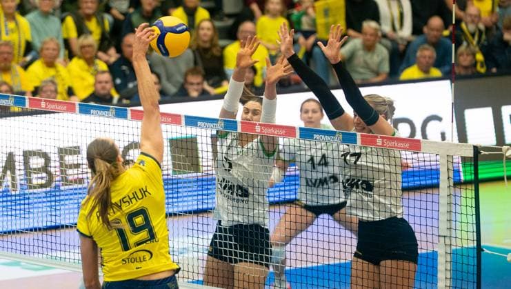 22 11 2025, Volleyball, Women, Zoi DVV Cup, Season 2025 26, Quarter-finals, SSC Palmberg Schwerin USC Münster Anna Artyshuk SSC Palmberg Schwerin, left against Cecilia Malm USC Münster, 2 from left and Isabel Rebecca Martin USC Münster, right Schwerin Palmberg Arena Mecklenburg-Vorpommern Germany