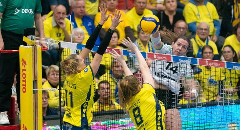 22 11 2025, Volleyball, Women, Zoi DVV Pokal, Season 2025 26, Quarterfinals, SSC Palmberg Schwerin USC Münster Brianna Ford USC Münster, right against Anne Hölzig SSC Palmberg Schwerin, left and Britte Stuut SSC Palmberg Schwerin, middle Schwerin Palmberg Arena Mecklenburg Vorpommern Germany