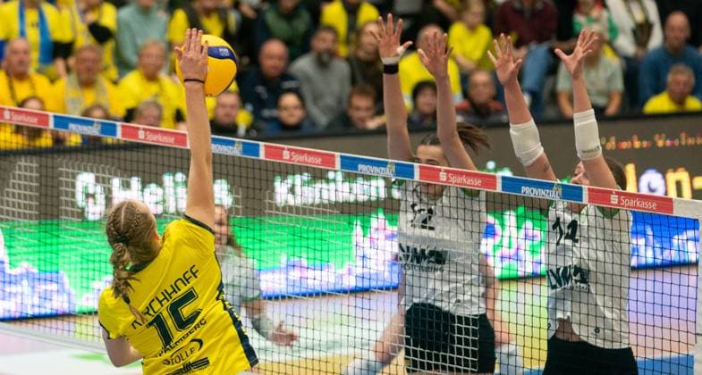 22 11 2025, Volleyball, Women, Zoi DVV Pokal, Season 2025 26, Quarterfinals, SSC Palmberg Schwerin USC Münster Mia Kirchhoff SSC Palmberg Schwerin, left against Brianna Ford USC Münster, right and Anke Waelkens USC Münster, center Schwerin Palmberg Arena Mecklenburg Vorpommern Germany