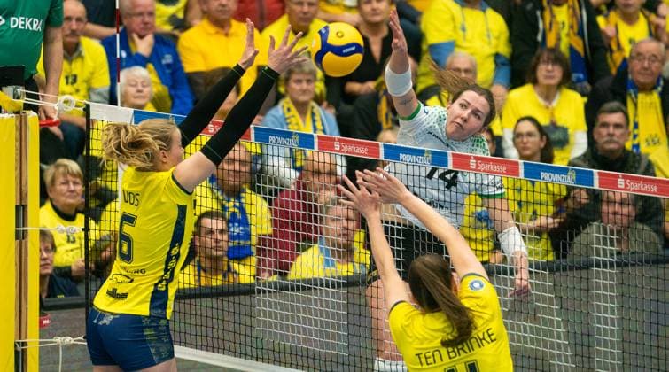 22 11 2025, Volleyball, Women, Zoi DVV Cup, Season 2025 26, Quarter-finals, SSC Palmberg Schwerin USC Münster Brianna Ford USC Münster, right against Iris Vos SSC Palmberg Schwerin, left and Marije ten Brinke SSC Palmberg Schwerin, front right Schwerin Palmberg Arena Mecklenburg Vorpommern Germany