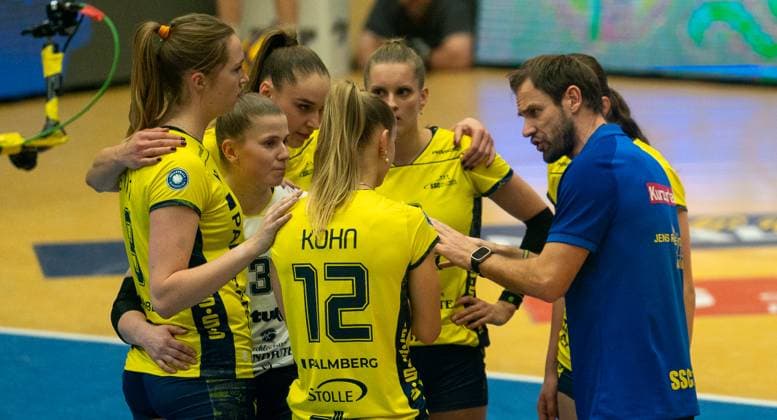 22 11 2025, Volleyball, Women, Zoi DVV Cup, Season 2025 26, Quarter-finals, SSC Palmberg Schwerin USC Münster Coach Felix Koslowski SSC Palmberg Schwerin, re gives a speech to his team Schwerin Palmberg Arena Mecklenburg-Vorpommern Germany