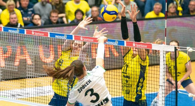 22 11 2025, Volleyball, Women, Zoi DVV Pokal, Season 2025 26, Quarterfinals, SSC Palmberg Schwerin USC Münster Esther Spöler USC Münster, center against Britte Stuut SSC Palmberg Schwerin, left and Anne Hölzig SSC Palmberg Schwerin, right Schwerin Palmberg Arena Mecklenburg Vorpommern Germany