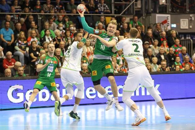 22 11 2025, xgox, Handball, Daikin HBL, SC Magdeburg HSG Wetzlar v l Gisli Thorgeir Kristjansson Magdeburg, 10 throws goal, Torschuetze, scores goal, Treffer, scores the goal Magdeburg
