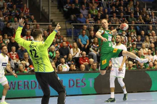22 11 2025, xgox, Handball, Daikin HBL, SC Magdeburg HSG Wetzlar v l Omar Ingi Magnusson Magdeburg, 14 throws goal, Torschuetze, erzielt Tor, Treffer, scores the goal Magdeburg