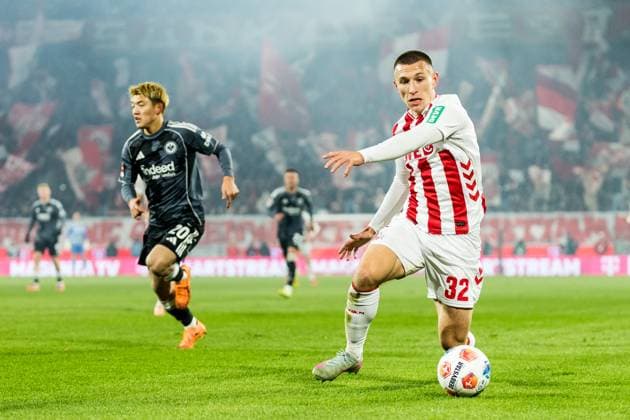 KOELN, GERMANY - NOVEMBER 25: Kristoffer Lund (1. FC Koeln, 32) fighting for the ball during the Bundesliga match between 1. FC Koeln vs. Eintracht Frankfurt at Rheinenergie-Stadion on matchday 11 of the 1. Bundesliga on November 22, 2025 in Koeln, Germany. DFL REGULATIONS PROHIBIT ANY USE OF PHOTOGRAPHS AS IMAGE SEQUENCES AND OR QUASI-VIDEO. North Rhine Westphalia Germany Copyright: xBEAUTIFULxSPORTS Wunderlx