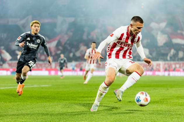 KOELN, GERMANY - NOVEMBER 25: Kristoffer Lund (1. FC Koeln, 32) with the ball during the Bundesliga match between 1. FC Koeln vs. Eintracht Frankfurt at Rheinenergie-Stadion on matchday 11 of the 1. Bundesliga on November 22, 2025 in Koeln, Germany. DFL REGULATIONS PROHIBIT ANY USE OF PHOTOGRAPHS AS IMAGE SEQUENCES AND OR QUASI-VIDEO. North Rhine Westphalia Germany Copyright: xBEAUTIFULxSPORTS Wunderlx
