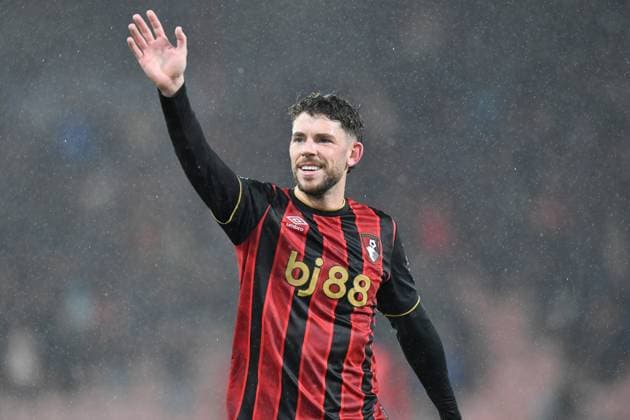 Bournemouth v West Ham United Premier League 22 11 2025. Ryan Christie (10) of AFC Bournemouth waves to the fans at full time during the Premier League match between Bournemouth and West Ham United at the Vitality Stadium, Bournemouth, England on 22 November 2025. Bournemouth Vitality Stadium Dorset England Editorial use only DataCo restrictions apply See www.football-dataco.com , Copyright: xGrahamxHuntx PSI-23261-0214