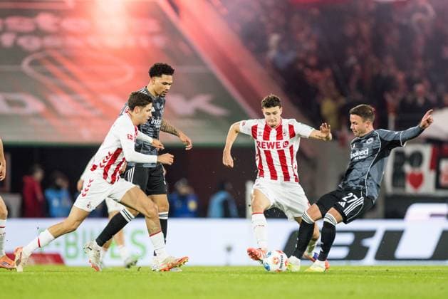 KOELN, GERMANY - NOVEMBER 25: Eric Martel (1. FC Koeln, 6) and Mario Goetze (Götze, Gotze, Eintracht Frankfurt, 27) battle for the ball during the Bundesliga match between 1. FC Koeln vs. Eintracht Frankfurt at Rheinenergie-Stadion on matchday 11 of the 1. Bundesliga on November 22, 2025 in Koeln, Germany. DFL REGULATIONS PROHIBIT ANY USE OF PHOTOGRAPHS AS IMAGE SEQUENCES AND OR QUASI-VIDEO. North Rhine Westphalia Germany Copyright: xBEAUTIFULxSPORTS Wunderlx