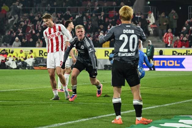 22 11 2025, xjhx, Fußball 1 Bundesliga, 1 FC Koeln Eintracht Frankfurt v l Torjubel nach dem Tor zum celebrating the goal celebrate 1 3 durch Jonathan Jonny Burkardt Eintracht Frankfurt mit Ritsu Doan Eintracht Frankfurt DFL DFB REGULATIONS PROHIBIT ANY USE OF PHOTOGRAPHS as IMAGE SEQUENCES and or QUASI VIDEO Koeln