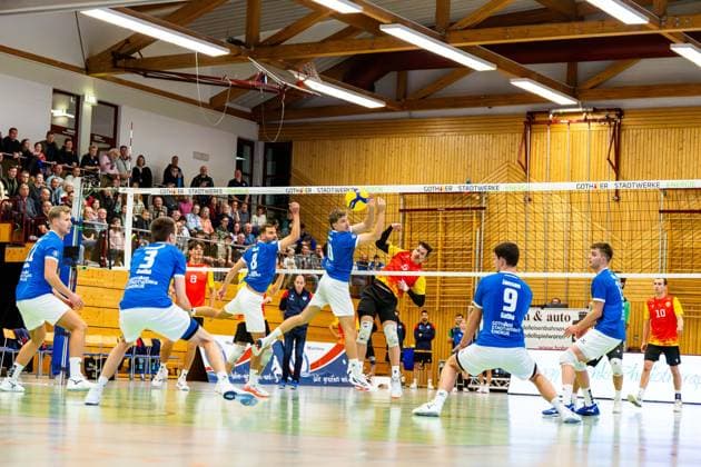 22 11 2025, GER, Volleyball, 2 BL Maenner Sued, Saison 2025 2026, Blue Volleys Gotha Baden Volleys SSC Karlsruhe II Torm Braun Baden Volleys SSC Karlsruhe II , Dominik Duchac Blue Volleys Gotha , Lauritz Jastrow Blue Volleys Gotha 99867 Gotha Sporthalle Sportanlage Ernesti Thüringen Germany