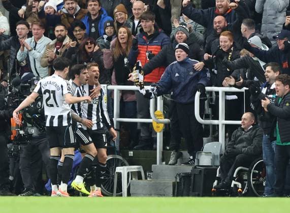 Newcastle Upon Tyne, England, 22nd November 2025. Harvey Barnes (R) of Newcastle United celebrates scoring the first goal during the Newcastle United vs Manchester City Premier League match at St. James Park, Newcastle Upon Tyne. Picture credit should read: Nigel Roddis Sportimage EDITORIAL USE ONLY. No use with unauthorised audio, video, data, fixture lists, club league logos or live services. Online in-match use limited to 120 images, no video emulation. No use in betting, games or single club league player publications. SPI_032_NR_NEWC_MANC SPI-4304-0032