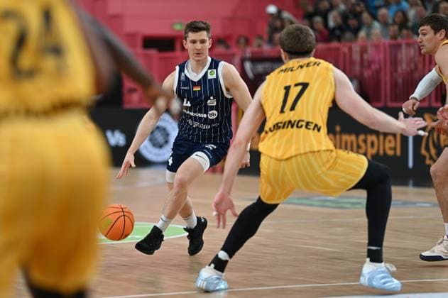 Niklas Geske VfL SparkassenStars Bochum, 04 vs Lukas Milner Tigers Tuebingen, 17 GER, Tigers Tuebingen vs VFL Sparkassenstars Bochum, Basketball, Men, Pro A, 2 Barmer Basketball Bundesliga, Season 2025 2026, 22 11 2025 GER, Tigers Tuebingen vs VFL Sparkassenstars Bochum, Basketball, Men, Pro A, 2 Barmer Basketball Bundesliga, Season 2025 2026, 22 11 2025 Tuebingen Copyright: xEibner-Pressefoto NicolasxWoernx EP_NWN