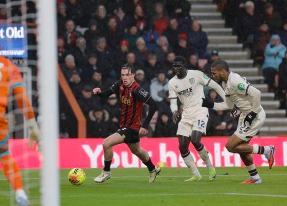 22nd November 2025, Bournemouth, Dorset, England; Premier League Football, AFC Bournemouth versus West Ham United; Scott of Bournemouth brings the ball into the West Ham box  HongboxChen