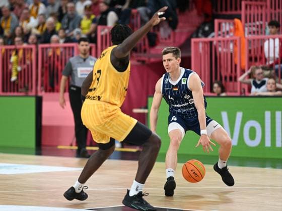 Melkisedek Moreaux Tigers Tuebingen, 23 vs Niklas Geske VfL SparkassenStars Bochum, 04 GER, Tigers Tuebingen vs VFL Sparkassenstars Bochum, Basketball, Men, Pro A, 2 Barmer Basketball Bundesliga, Season 2025 2026, 22 11 2025 GER, Tigers Tuebingen vs VFL Sparkassenstars Bochum, Basketball, Men, Pro A, 2 Barmer Basketball Bundesliga, Season 2025 2026, 22 11 2025 Tuebingen Copyright: xEibner-Pressefoto NicolasxWoernx EP_NWN