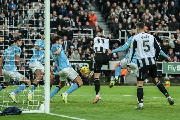 Premier League Newcastle United v Manchester City Harvey Barnes of Newcastle Untied scores to make it 2-1 during the Premier League match Newcastle United vs Manchester City at St. James s Park, Newcastle, United Kingdom, 21st November 2025 (Photo by Alfie Cosgrove News Images) Newcastle St. James s Park Tyne and Wear United Kingdom Copyright: xAlfiexCosgrove NewsxImagesx